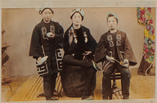 Shimooka Renjō, ‘Daiku no musume (Carpenter’s girls)’/ Carpenter’s girls dressed in men’s clothes’, c.1863-70. This was the original caption before the carte was detached from the album and reinserted in error on the next page.