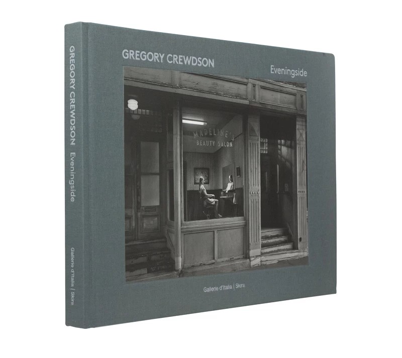 アート・デザイン・音楽 Gregory Crewdson Eveningside nfeUtCdte_zVjOLW.webp