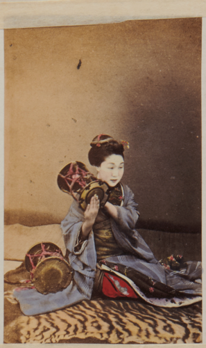 Shimooka Renjō, ‘Tsuzumi no shinan (Instruction in the tsuzumi)’/ ‘A girl playing on the drum (…)’, c.1863-70.