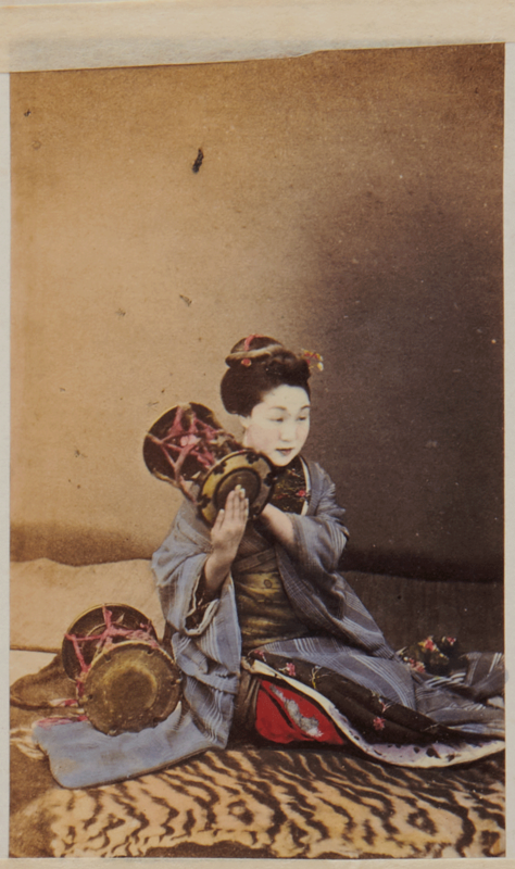 Shimooka Renjō and the Japanese Carte-de-visite Thoughts on A carte album attributed to Shimooka Renjo shashasha