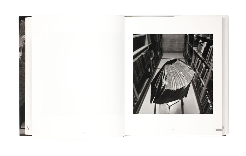 潮田登久子 写真集「ビブリオテカ - 本の景色」2017年 初版 ウシマオダ 本の景色 VIEWS OF THE BOOKS / 潮田登久子 Tokuko Ushioda - books